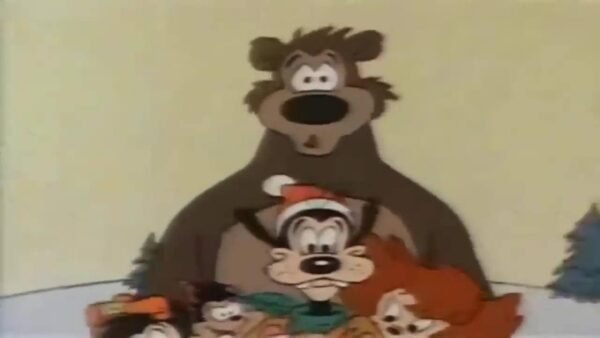 Un groupe d'animaux de dessins animés, dont un gros ours, un ours plus petit portant un chapeau et trois créatures colorées, se blottissant les unes contre les autres avec des expressions surprises pendant Noël.
