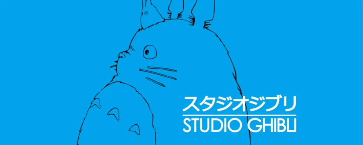 Logo du Studio Ghibli présentant un dessin au trait simplifié de Totoro, avec une petite créature perchée sur la tête, sur un fond bleu uni. Texte "ス タ ジ オ ジ ブ