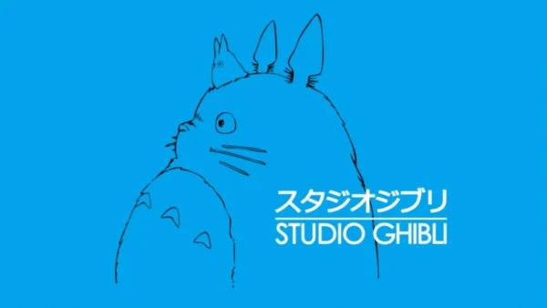 Logo du Studio Ghibli présentant un dessin au trait simplifié de Totoro, avec une petite créature perchée sur la tête, sur un fond bleu uni. Texte "ス タ ジ オ ジ ブ