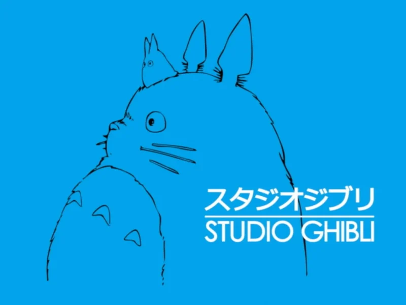 Logo du Studio Ghibli présentant un dessin au trait simplifié de Totoro, avec une petite créature perchée sur la tête, sur un fond bleu uni. Texte "ス タ ジ オ ジ ブ