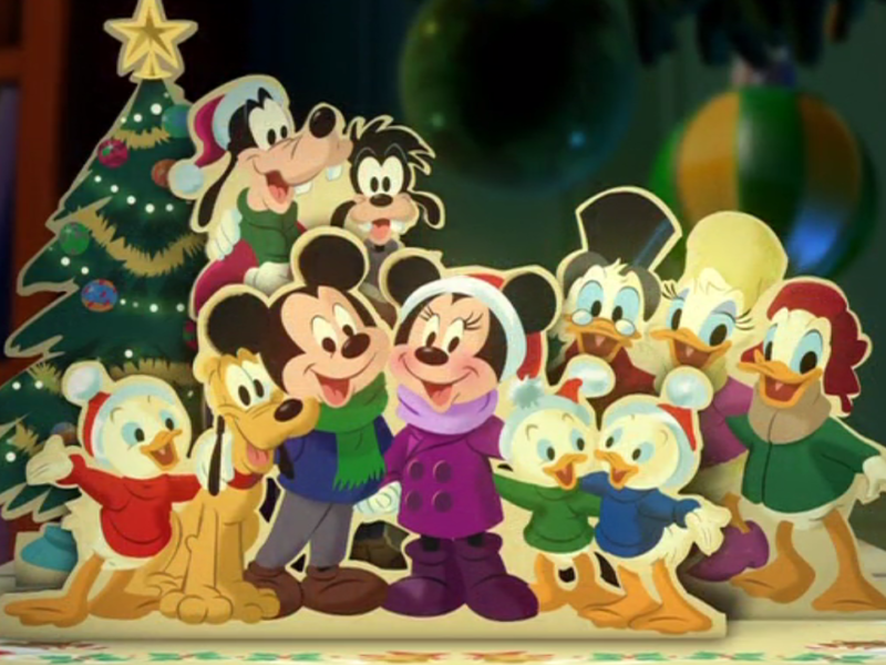 Les personnages de Disney se sont rassemblés joyeusement autour d'un sapin de Noël lors de "Il était deux fois Noël", mettant en vedette Mickey et Minnie Mouse, Dingo et Donald Duck accompagnés de ses neveux, tous souriants