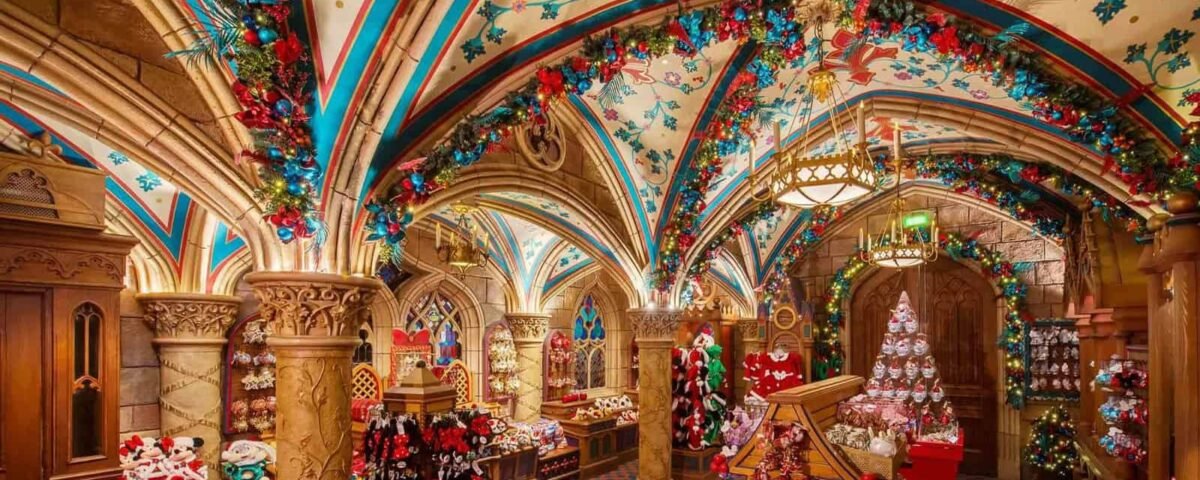 Une boutique du château finement décorée sur le thème de Noël, avec des motifs de plafond vibrants, des arcades et des étagères remplies de décorations et de cadeaux festifs.