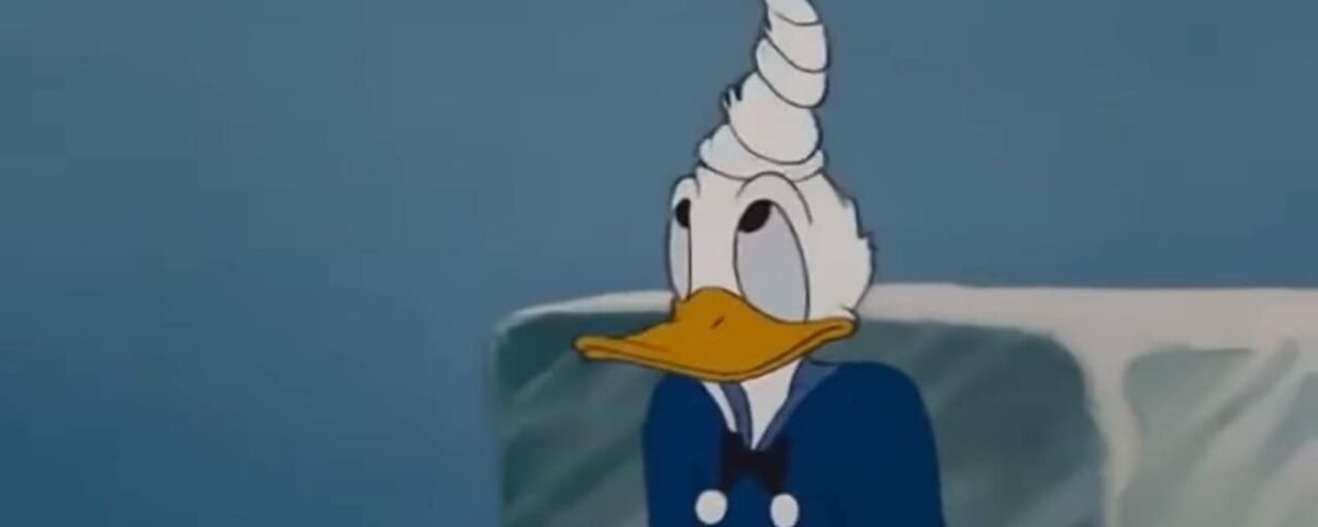 Donald Duck, vêtu d'un costume de marin, a l'air surpris avec un cornet de glace empilé avec humour sur sa tête. Il se tient devant un arrière-plan flou et glacé dans cette scène fantaisiste de Disney.