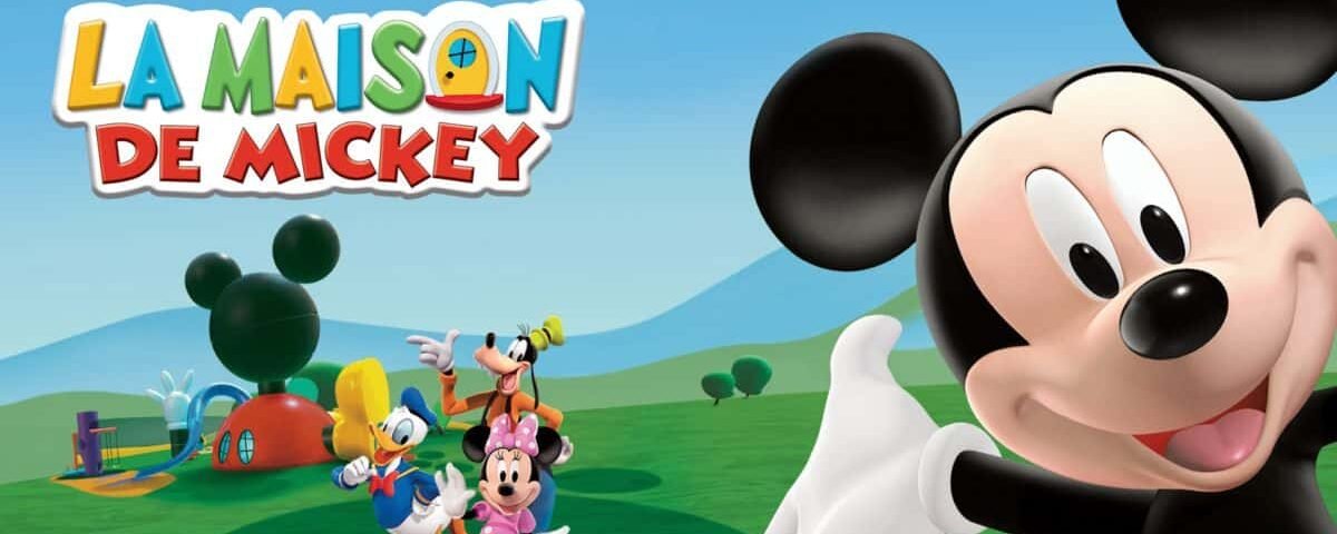 Image promotionnelle de la "Maison de Mickey" de Disney Junior mettant en vedette Mickey Mouse au premier plan avec Minnie, Donald et Dingo dans un décor extérieur coloré.