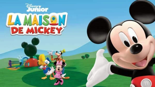 Image promotionnelle de la "Maison de Mickey" de Disney Junior mettant en vedette Mickey Mouse au premier plan avec Minnie, Donald et Dingo dans un décor extérieur coloré.