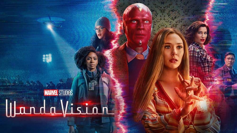 Affiche promotionnelle pour "WandaVision" de Marvel Studios, mettant en vedette Wanda et Vision au centre avec des personnages secondaires et un mélange d'arrière-plans vibrants et surréalistes indiquant différentes réalités.