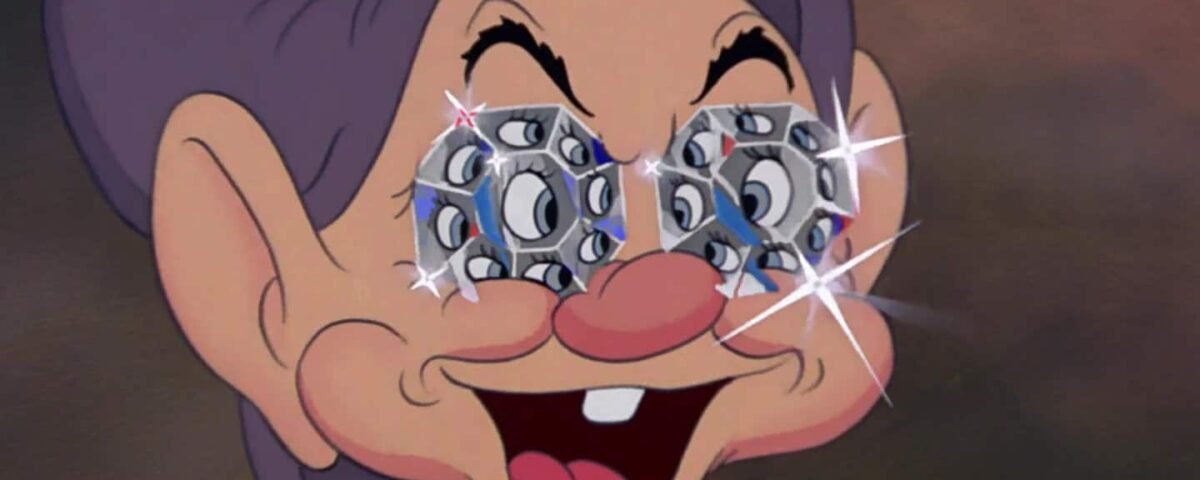 Une image de dessin animé de Simplet, l'un des sept nains, souriant largement avec des lunettes scintillantes serties de diamants sur les yeux. Ses yeux sont écarquillés d'excitation et il porte un chapeau violet.