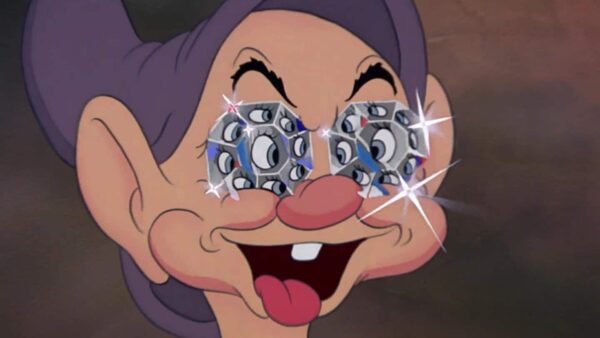 Une image de dessin animé de Simplet, l'un des sept nains, souriant largement avec des lunettes scintillantes serties de diamants sur les yeux. Ses yeux sont écarquillés d'excitation et il porte un chapeau violet.