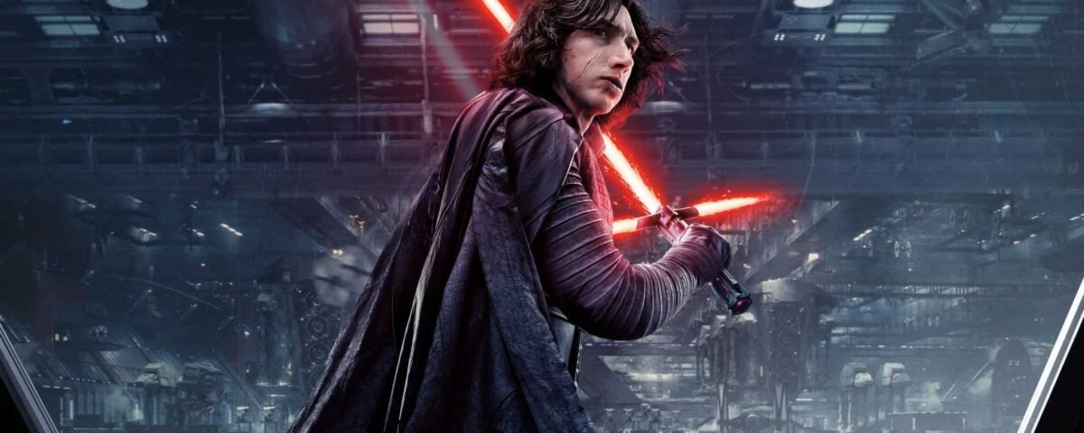 Kylo Ren se tient bien en vue avec un sabre laser rouge allumé, vêtu de robes sombres, à l'intérieur d'un hangar de vaisseau spatial rempli de stormtroopers en arrière-plan.