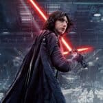 Kylo Ren se tient bien en vue avec un sabre laser rouge allumé, vêtu de robes sombres, à l'intérieur d'un hangar de vaisseau spatial rempli de stormtroopers en arrière-plan.