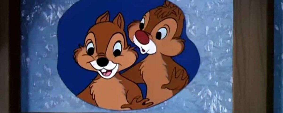 Deux tamias de dessins animés regardent à travers une fenêtre ronde avec un rebord en verre dépoli, l'un chuchotant à l'oreille de l'autre, tous deux amusés et prêts pour Noël.