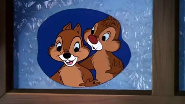 Deux tamias de dessins animés regardent à travers une fenêtre ronde avec un rebord en verre dépoli, l'un chuchotant à l'oreille de l'autre, tous deux amusés et prêts pour Noël.