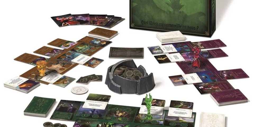 Une image du jeu de société Disney Villainous affichée avec sa boîte verte, ses figurines de méchants colorées, ses cartes, ses jetons et ses pièces de jeu étalées.