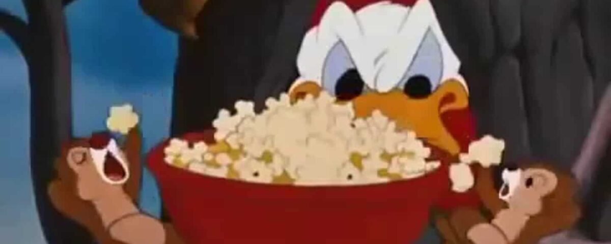 Une image de dessin animé de Woody Woodpecker tenant un grand bol rouge, organisant une fête de pop corn, avec deux tamias plus petits, chacun tenant un morceau de pop corn, l'air excité. Ils sont