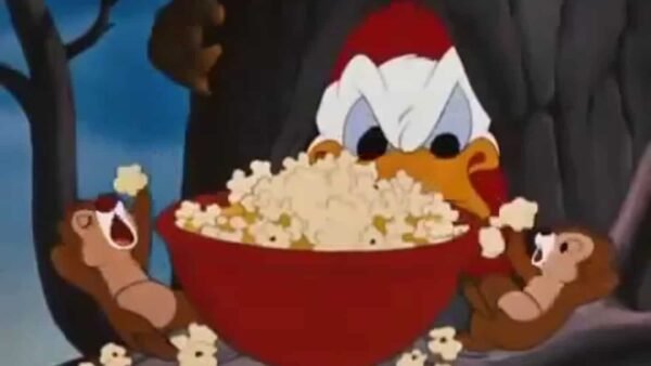 Une image de dessin animé de Woody Woodpecker tenant un grand bol rouge, organisant une fête de pop corn, avec deux tamias plus petits, chacun tenant un morceau de pop corn, l'air excité. Ils sont