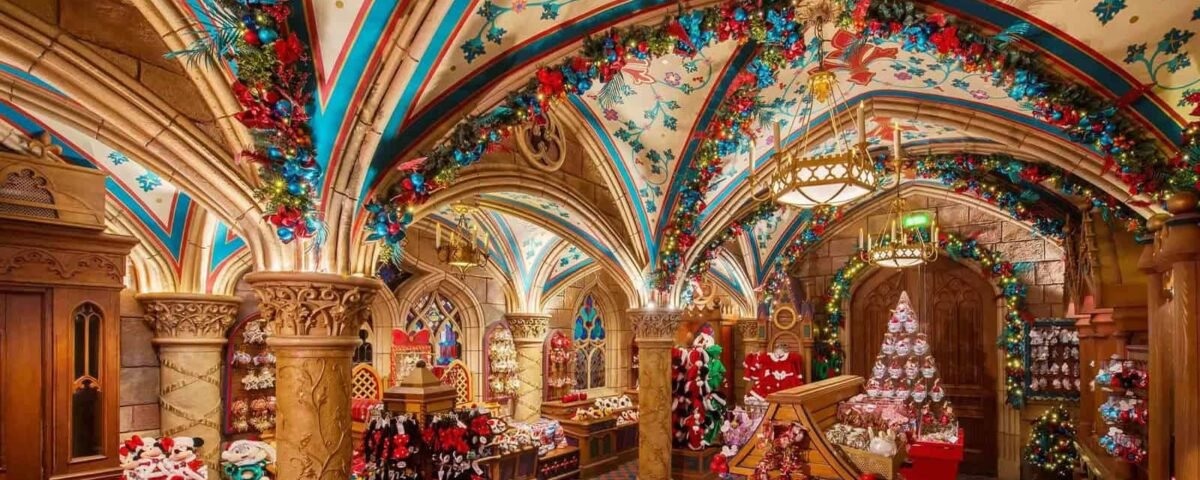 Un intérieur de magasin de Noël richement décoré avec des détails architecturaux gothiques ornés, des motifs de plafond vibrants et plusieurs arbres de Noël ornés d'ornements colorés inspirés de Disneyland Paris.