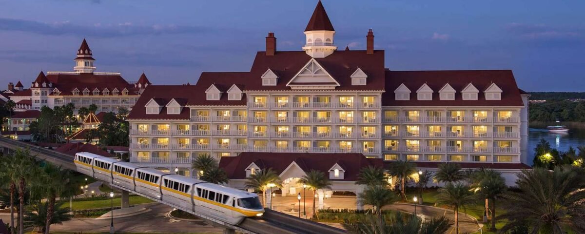 Walt Disney World, le plus grand parc Disney, se transforme en un pays des merveilles magique au crépuscule.