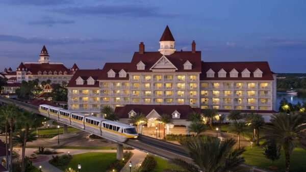 Walt Disney World, le plus grand parc Disney, se transforme en un pays des merveilles magique au crépuscule.