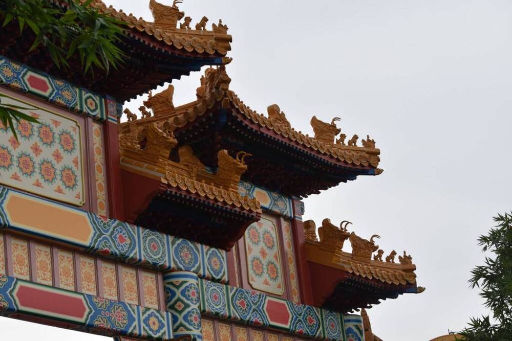 Une porte chinoise avec une horloge à Walt Disney World.