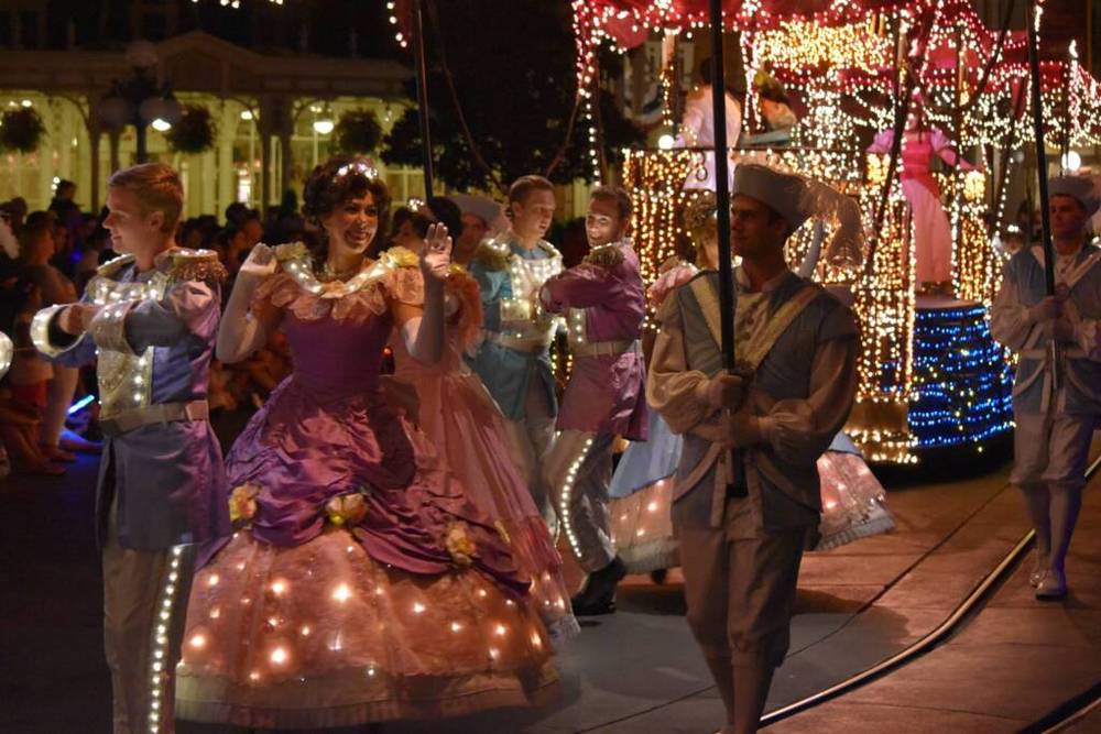 Le Chant de Noël de Cendrillon de Disney se déroule dans le monde enchanteur de Walt Disney World. Cette adaptation réconfortante rassemble les personnages bien-aimés du conte classique de Cendrillon de Disney et plonge