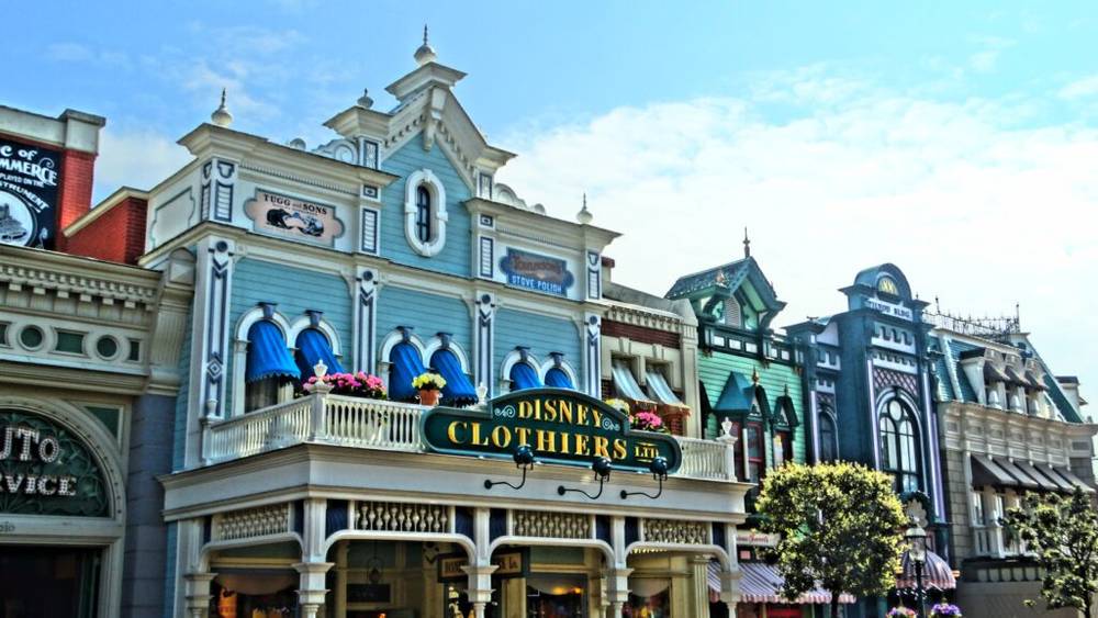 Le monde fantastique de Disneyland comprend désormais une charmante boutique, Disney Clothiers, proposant des produits exclusifs.