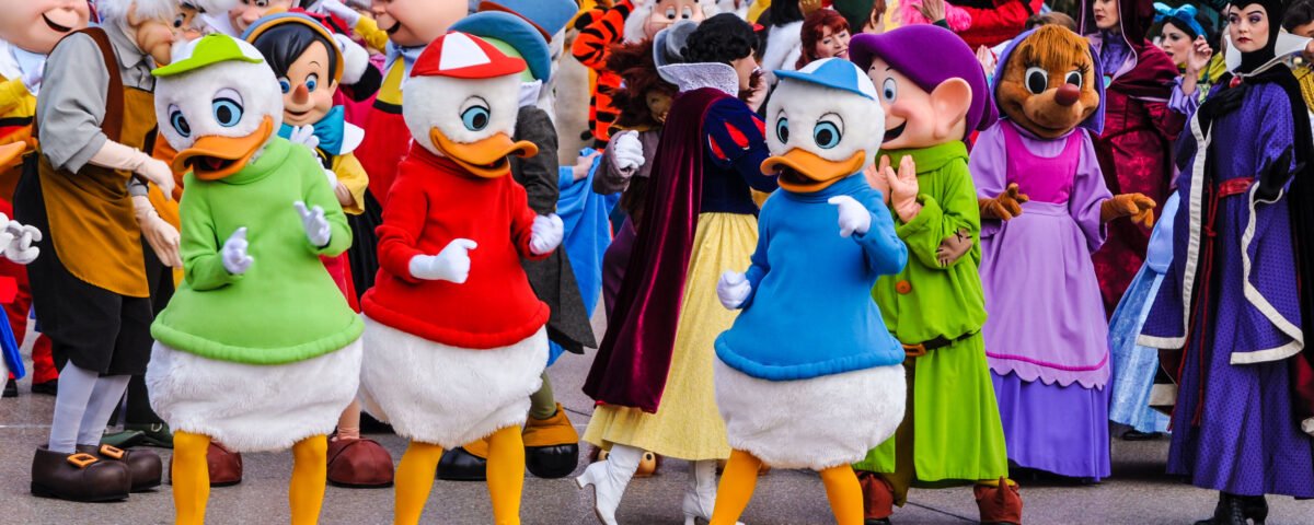 Un groupe de personnes habillées en costumes de Donald Duck déambulant dans Disneyland Paris.