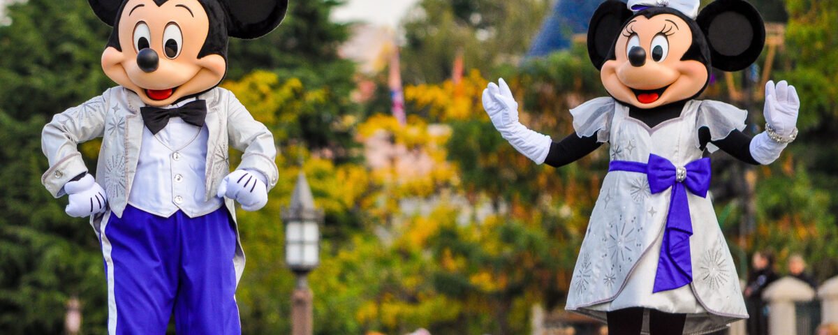 Mickey Mouse et Minnie Mouse sont des personnages adorés de Disneyland Paris, où les visiteurs peuvent utiliser des chèques vacances pour des vacances inoubliables.
