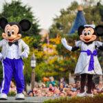 Mickey Mouse et Minnie Mouse sont des personnages adorés de Disneyland Paris, où les visiteurs peuvent utiliser des chèques vacances pour des vacances inoubliables.