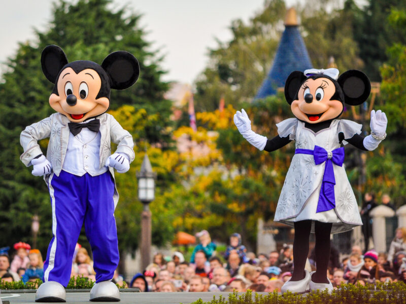 Mickey Mouse et Minnie Mouse sont des personnages adorés de Disneyland Paris, où les visiteurs peuvent utiliser des chèques vacances pour des vacances inoubliables.