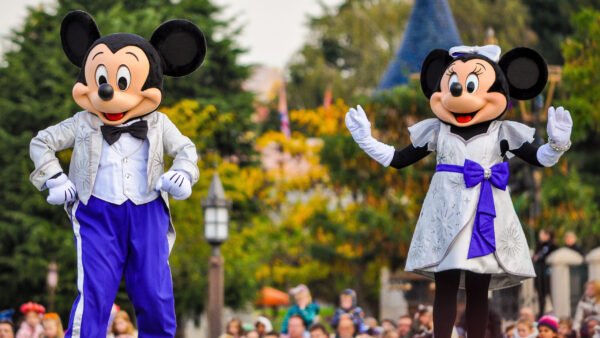Mickey Mouse et Minnie Mouse sont des personnages adorés de Disneyland Paris, où les visiteurs peuvent utiliser des chèques vacances pour des vacances inoubliables.