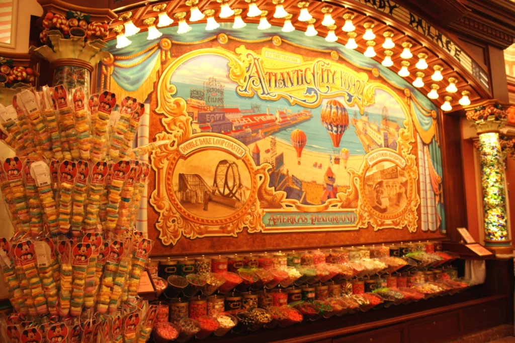 Une exposition de bonbons au Boardwalk Candy Palace à Disneyland Paris.
