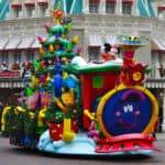 Un train de parade festif avec un sapin de Noël dessus à Disneyland Paris.
