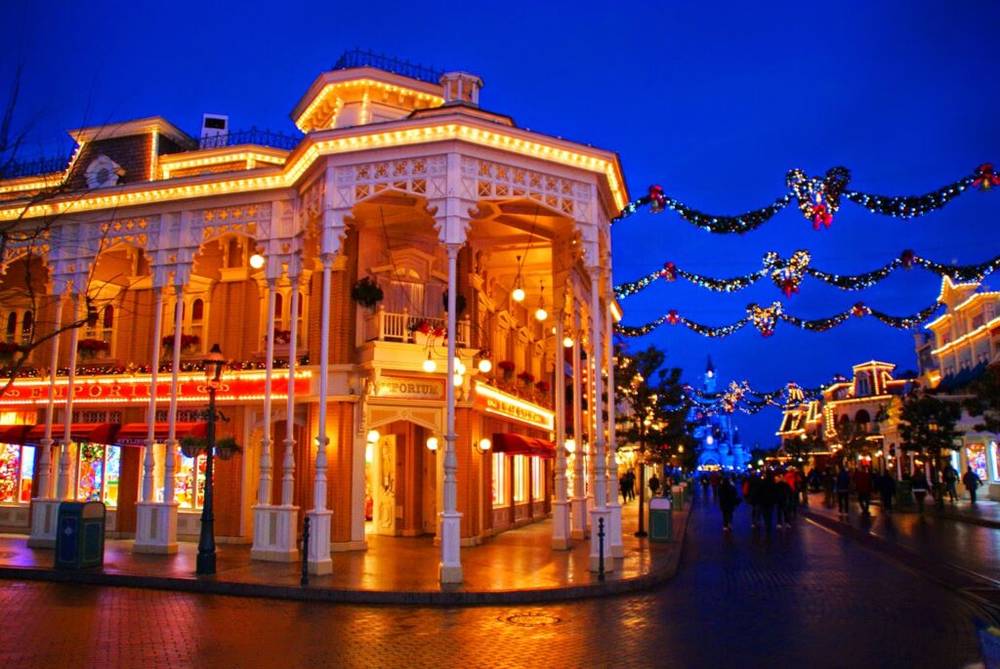 Un sapin de Noël au milieu d'une rue, décoré comme un grand magasin à Disneyland Paris.