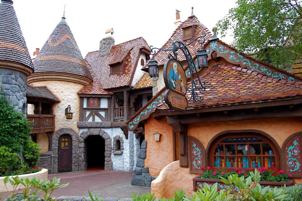 Le village de conte de fées de Disneyland Resort abrite diverses attractions et expériences enchanteresses, notamment la charmante boutique de Geppetto. Plongez-vous dans le monde magique de Disney à