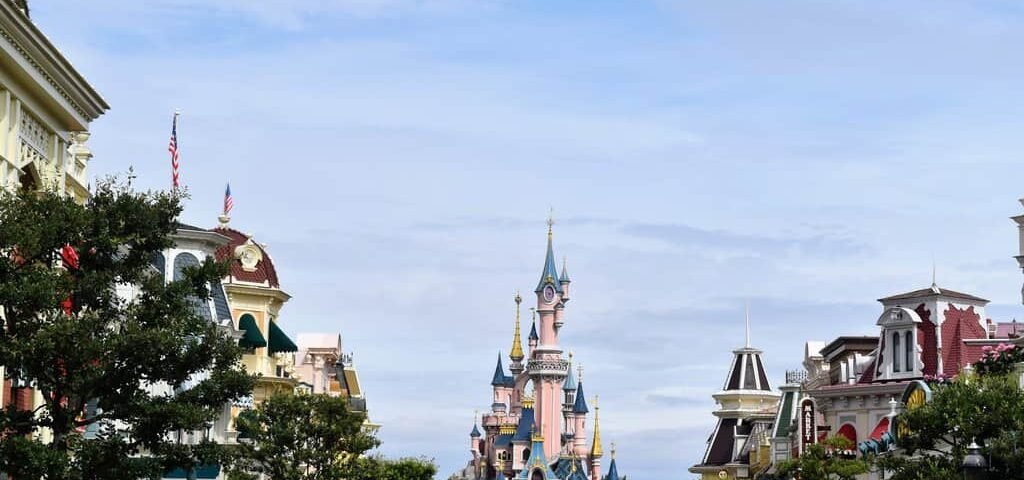 Affluence 2024. Une superbe rue de Disneyland Paris avec un majestueux château en arrière-plan.