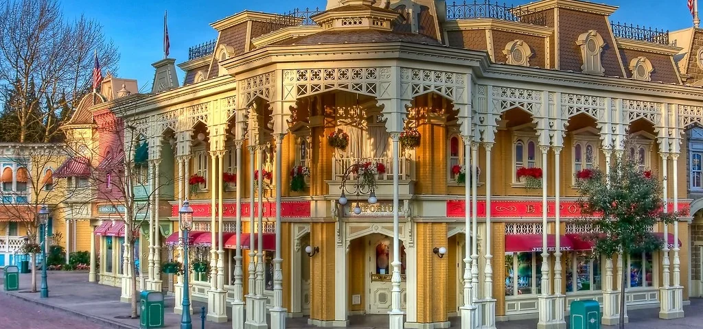 Une boutique ornée sur une place de la ville.