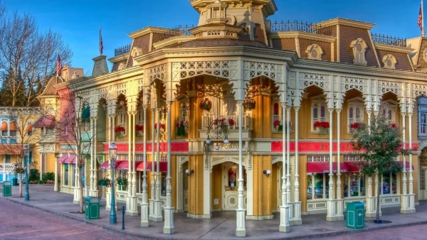 Une boutique ornée sur une place de la ville.