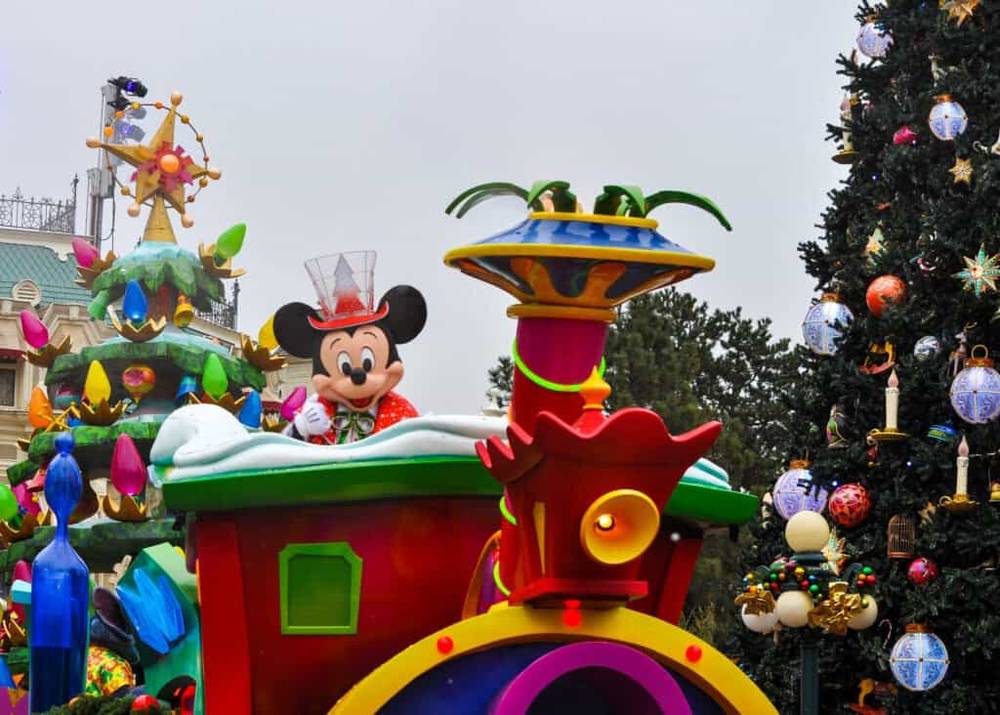 Char de Disneyland avec Mickey Mouse dessus pendant les fêtes de Noël.