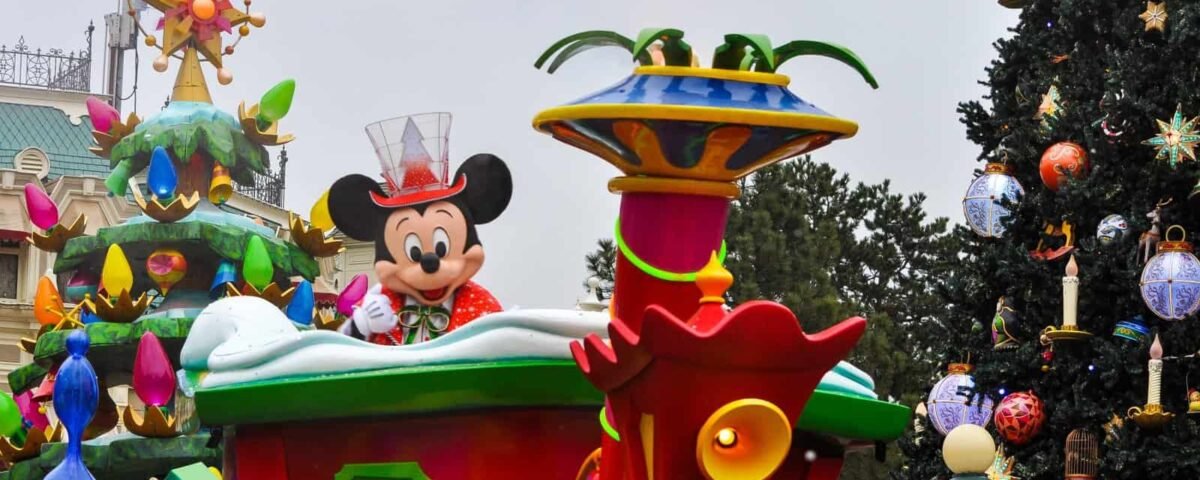 Char de Disneyland avec Mickey Mouse dessus pendant les fêtes de Noël.