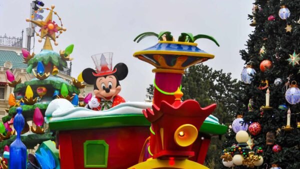 Char de Disneyland avec Mickey Mouse dessus pendant les fêtes de Noël.