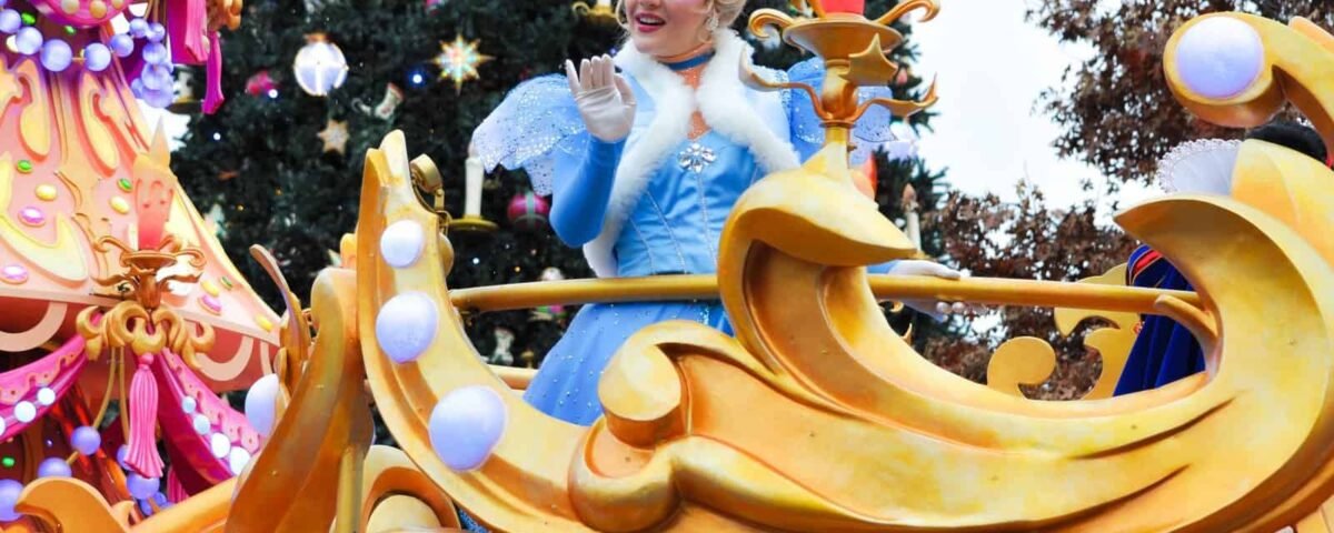 Cendrillon sur un char lors du défilé de Noël de Disneyland Paris.