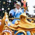 Cendrillon sur un char lors du défilé de Noël de Disneyland Paris.