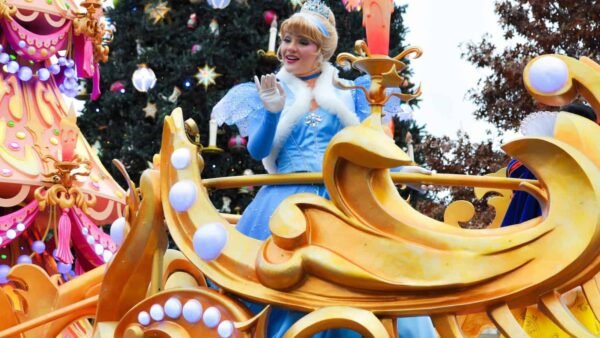 Cendrillon sur un char lors du défilé de Noël de Disneyland Paris.
