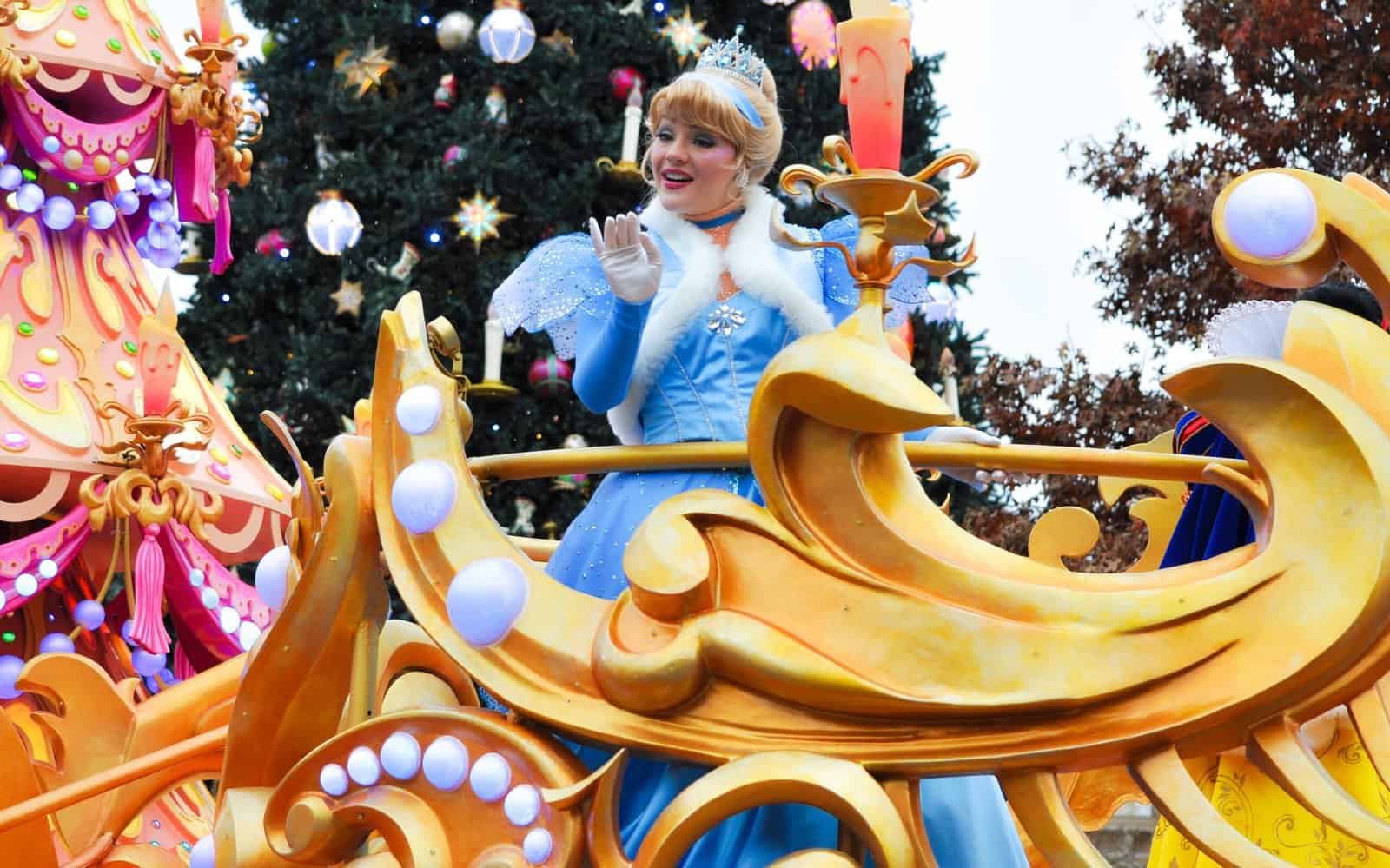 Cendrillon sur un char lors du défilé de Noël de Disneyland Paris.