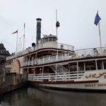 Un bateau à vapeur est amarré à un quai un jour de pluie à Disneyland Paris.