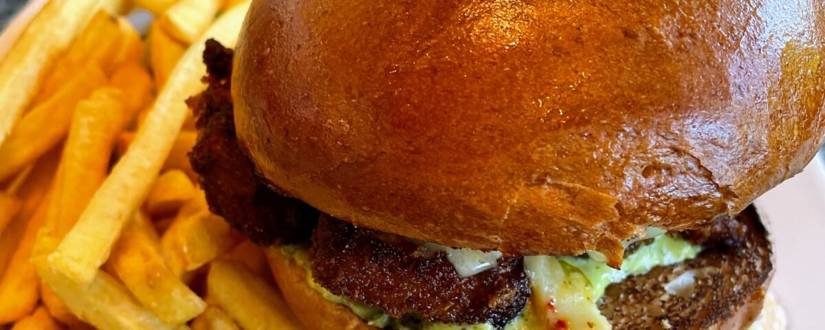 Un burger accompagné de frites servi dans un restaurant de Disneyland Paris.
