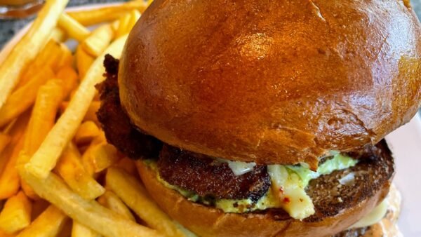 Un burger accompagné de frites servi dans un restaurant de Disneyland Paris.