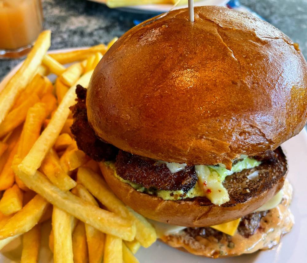 Un burger accompagné de frites servi dans un restaurant de Disneyland Paris.