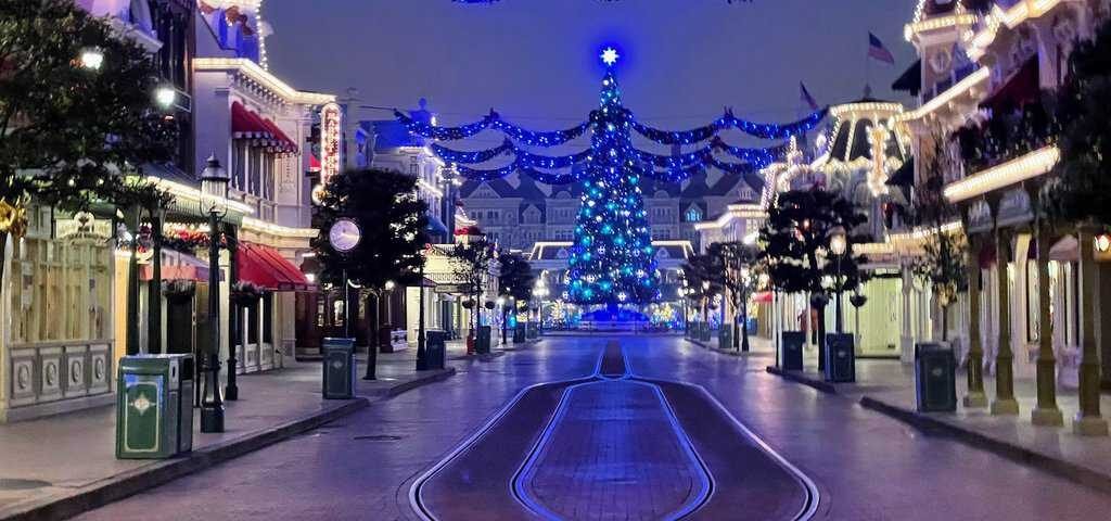 Explorez le monde enchanteur de Disneyland Paris pendant la période des fêtes alors qu'il se transforme en un pays des merveilles magique orné de fascinantes lumières de Noël. Plongez dans l'ambiance joyeuse des fêtes de fin