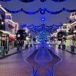 Explorez le monde enchanteur de Disneyland Paris pendant la période des fêtes alors qu'il se transforme en un pays des merveilles magique orné de fascinantes lumières de Noël. Plongez dans l'ambiance joyeuse des fêtes de fin
